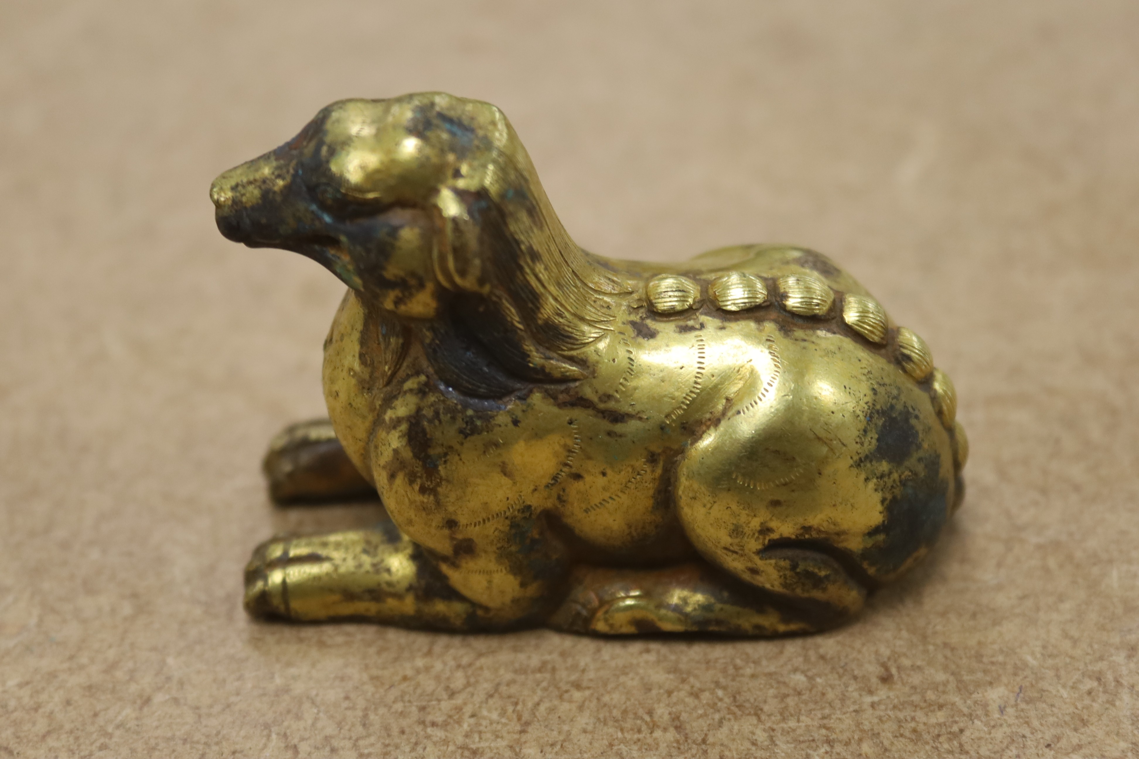 A Chinese gilt bronze dog, 7cm wide